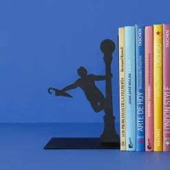 Balvi Boekensteun singing in the rain