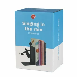 Balvi Boekensteun singing in the rain