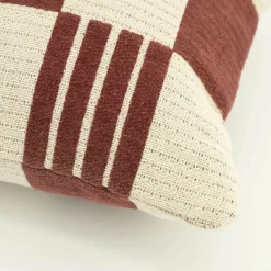 By Boo Kussen Twist 35x55 cm - burgundy