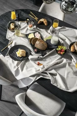 Eleonora Eettafel Aron ovaal 250x110 - zwart