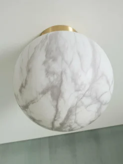 it's about RoMi Plafonniere glas/ijzer Carrara bol wit marmerprint/goud L