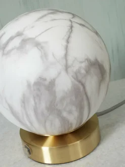 it's about RoMi Tafellamp glas/ijzer Carrara bol wit marmerprint/goud