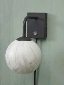 it's about RoMi Wandlamp glas/ijzer Carrara bol wit marmerprint/zwart
