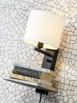 it's about RoMi Wandlamp ijzer Florence E14 met plank+usb incl. dimmer wit