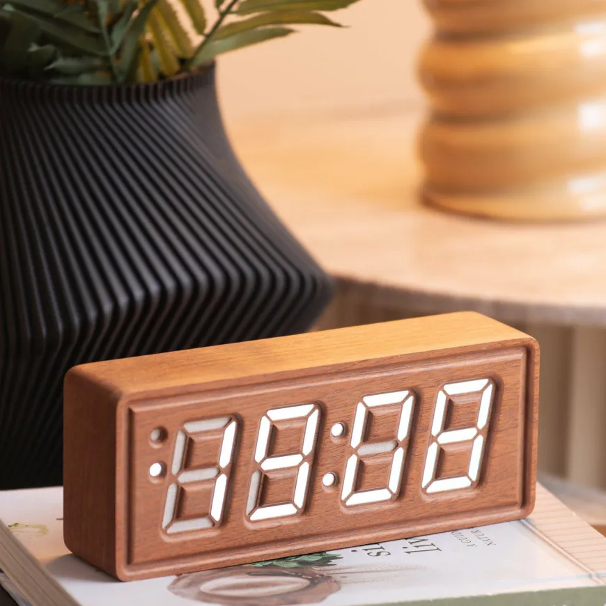 Karlsson Alarmklok Solid hout Engraved donker hout