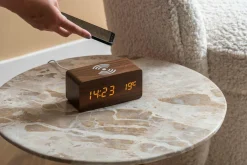 Karlsson Wekker Block met telefoonoplader LED donkerbruin