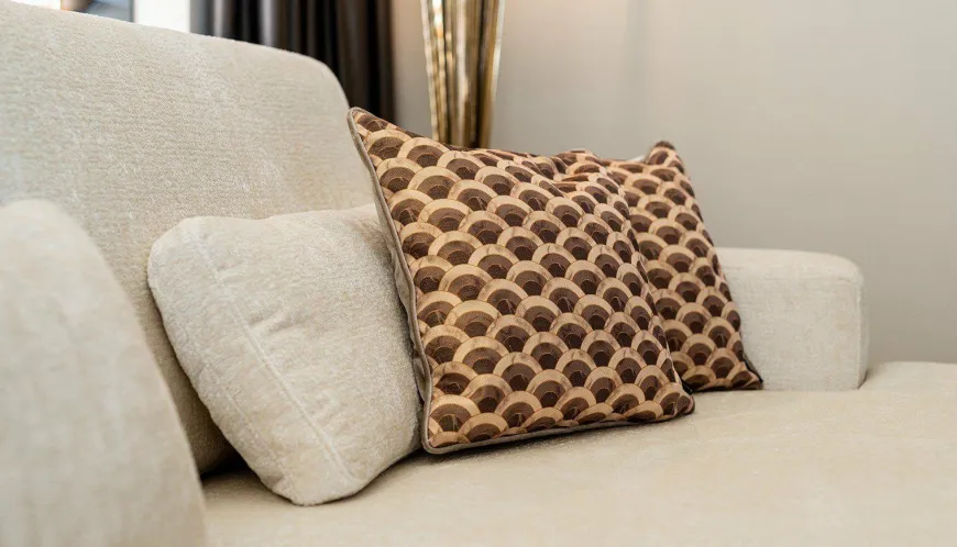 Richmond Interiors Bank Felix 2.5 seats + lounge rechts rond white chenille (Bergen 900 white chenille)
