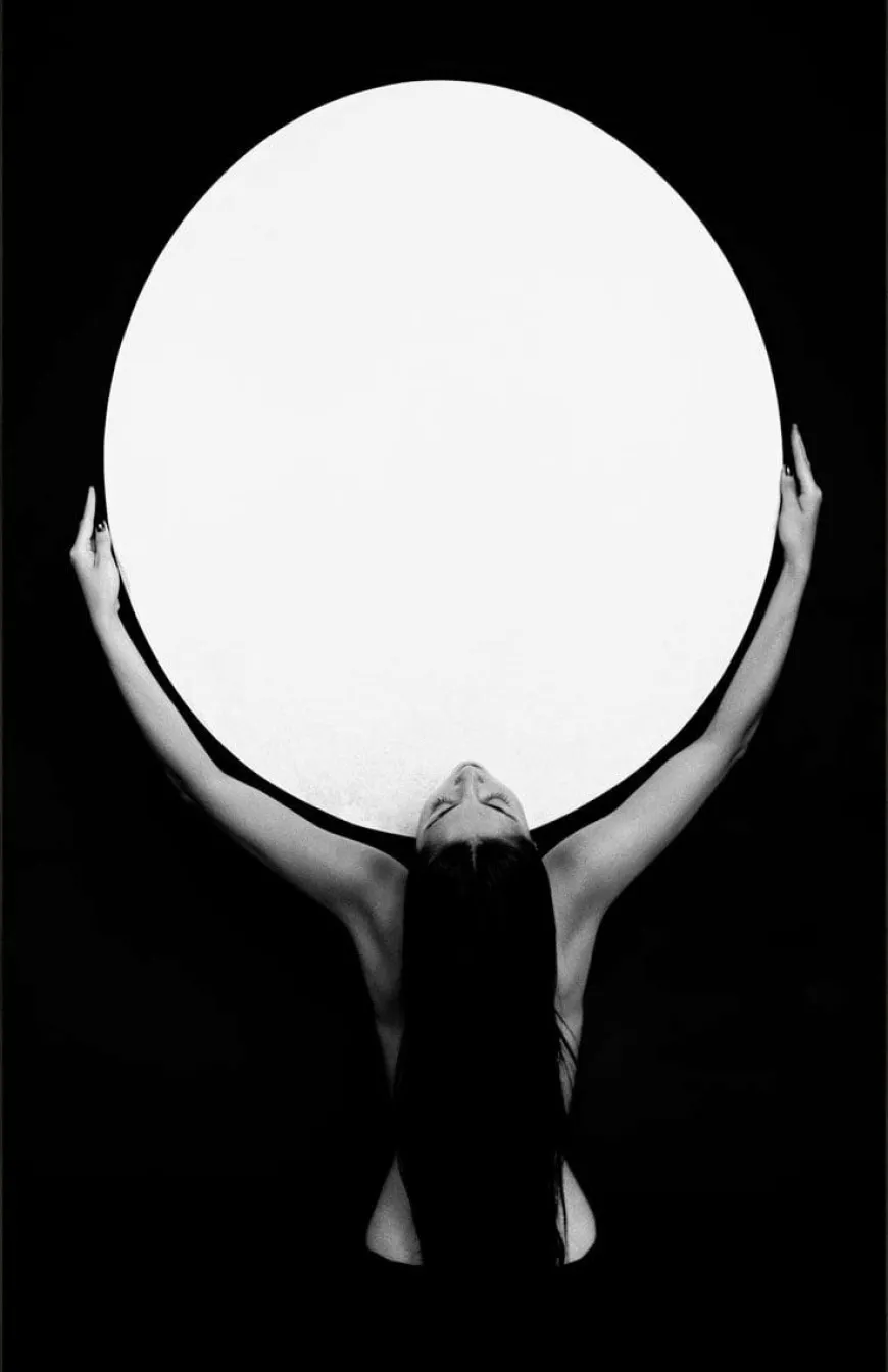 Wandkraft Femme Portant L’univers