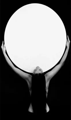 Wandkraft Femme Portant L’univers