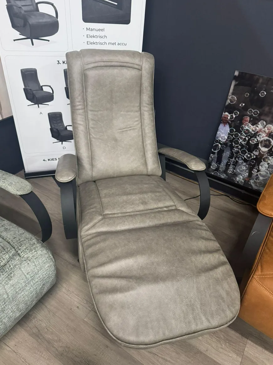 WoonMax Relaxfauteuil Queen Mustang Taupe elektrisch met accu - Showroommodel