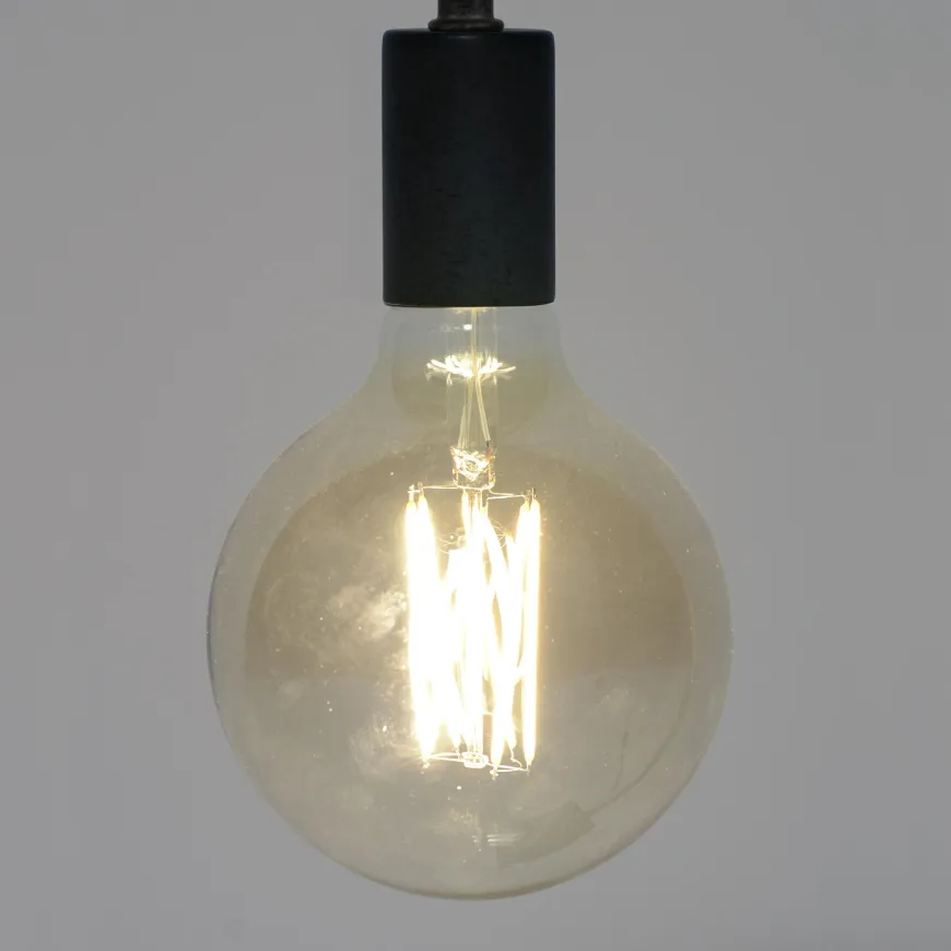 WoonStijl Lichtbron LED filament bol Ø12 5 - E27 6W 2100K 450lm dimbaar / Amberkleurig glas